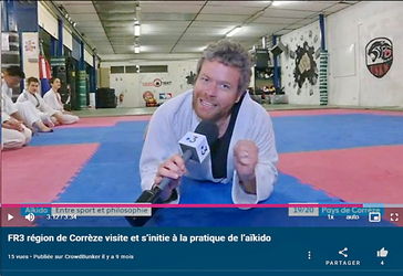 Le maître d'aïkido Alain Peyrache répond aux questions d'une interview vidéo